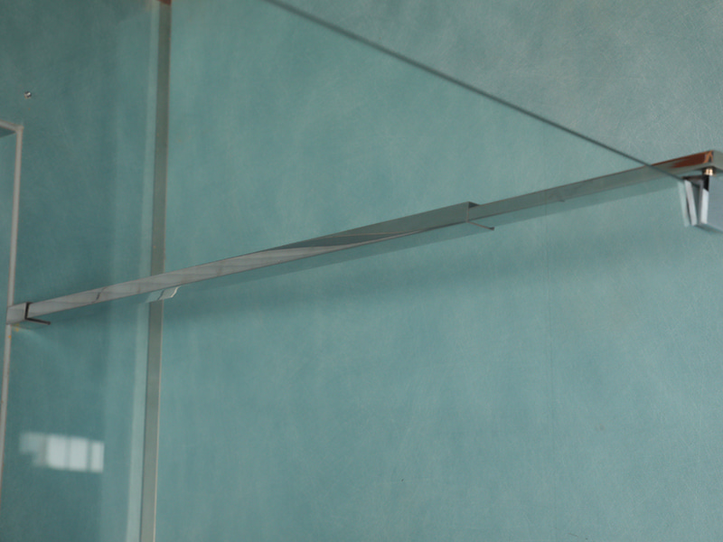 Cabină de duș RSQA Pivot, sticlă securizată transparentă, profil din aluminiu cromat, mâner cu două orificii, cu tavă Cabină de duș RSQA Pivot, sticlă securizată transparentă, profil din aluminiu cromat, mâner cu două orificii, cu tavă