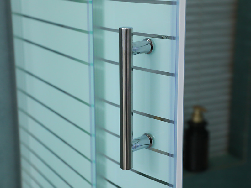 Cabină de duș glisantă SE, sticlă securizată transparentă cu imprimare, profil din aluminiu cromat, mâner cu două orificii, cu tavă Cabină de duș glisantă SE, sticlă securizată transparentă cu imprimare, profil din aluminiu cromat, mâner cu două orificii, cu tavă