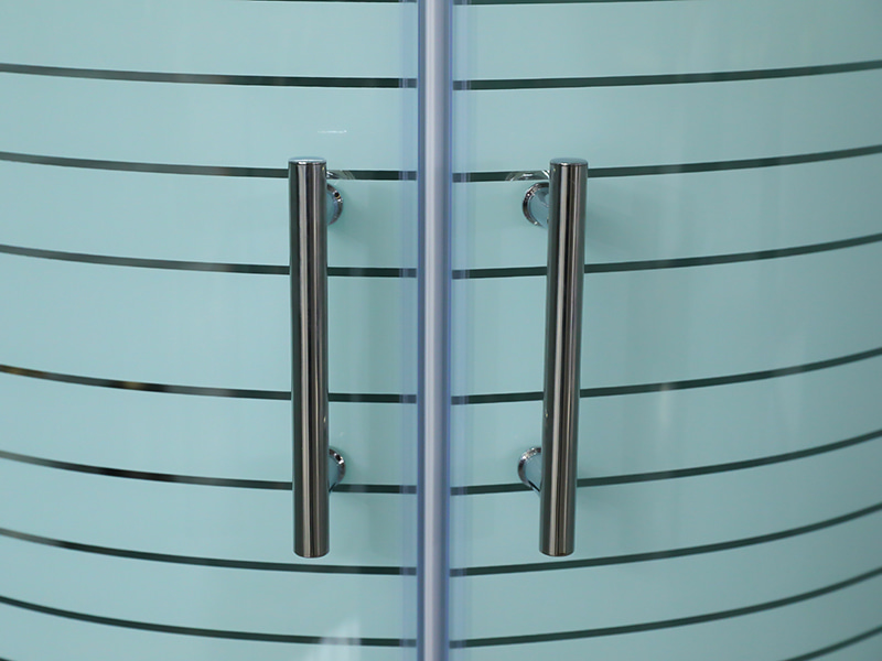 Cabină de duș glisantă SE, sticlă securizată transparentă cu imprimare, profil din aluminiu cromat, mâner cu două orificii, cu tavă Cabină de duș glisantă SE, sticlă securizată transparentă cu imprimare, profil din aluminiu cromat, mâner cu două orificii, cu tavă