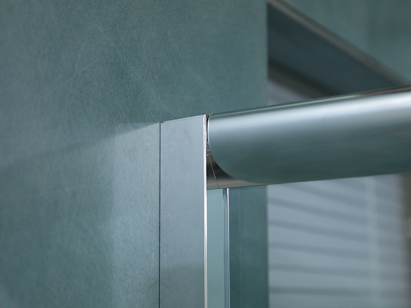 Cabină de duș glisantă SE, sticlă securizată transparentă cu imprimare, profil din aluminiu cromat, mâner cu două orificii, cu tavă Cabină de duș glisantă SE, sticlă securizată transparentă cu imprimare, profil din aluminiu cromat, mâner cu două orificii, cu tavă