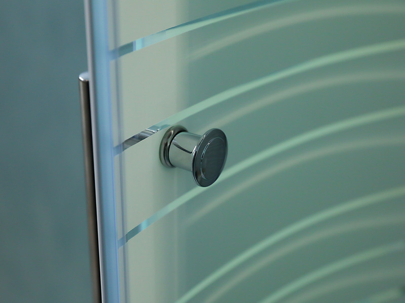 Cabină de duș glisantă SE, sticlă securizată transparentă cu imprimare, profil din aluminiu cromat, mâner cu două orificii, cu tavă Cabină de duș glisantă SE, sticlă securizată transparentă cu imprimare, profil din aluminiu cromat, mâner cu două orificii, cu tavă