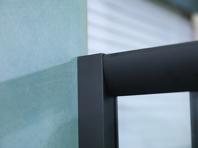 Cabină de duș glisantă RE, sticlă securizată transparentă cu imprimare, profil din aluminiu negru, mâner cu două orificii, cu tavă Cabină de duș glisantă RE, sticlă securizată transparentă cu imprimare, profil din aluminiu negru, mâner cu două orificii, cu tavă