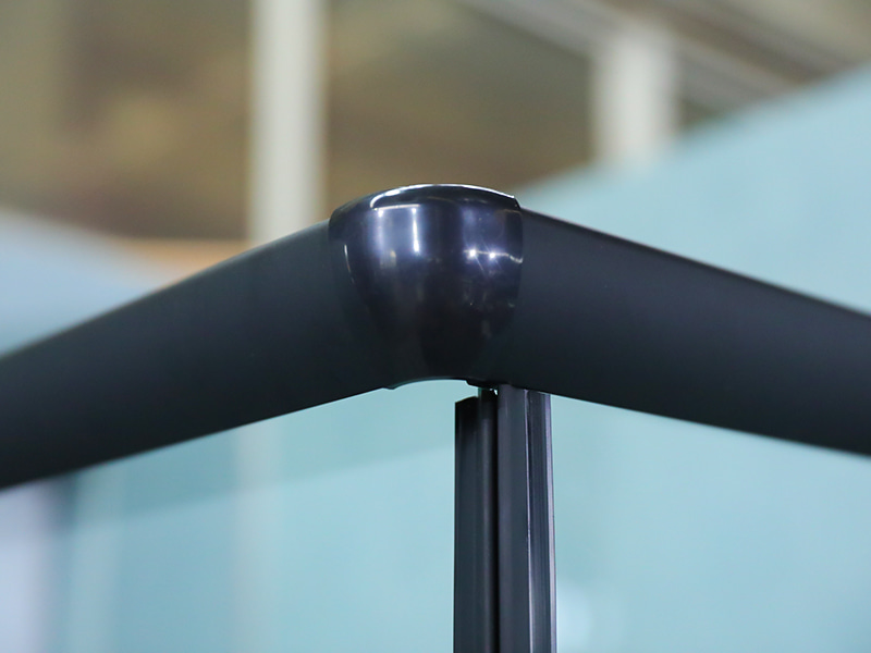 Cabină de duș glisantă RE, sticlă securizată transparentă cu imprimare, profil din aluminiu negru, mâner cu două orificii, cu tavă Cabină de duș glisantă RE, sticlă securizată transparentă cu imprimare, profil din aluminiu negru, mâner cu două orificii, cu tavă