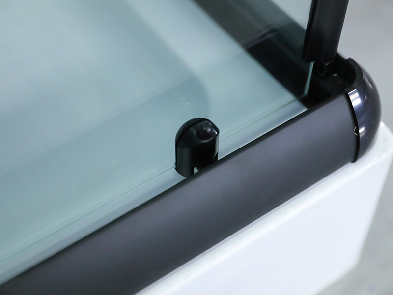 Cabină de duș glisantă RE, sticlă securizată transparentă cu imprimare, profil din aluminiu negru, mâner cu două orificii, cu tavă Cabină de duș glisantă RE, sticlă securizată transparentă cu imprimare, profil din aluminiu negru, mâner cu două orificii, cu tavă