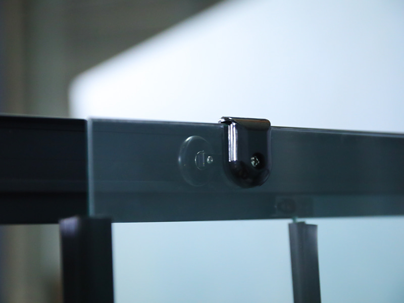 Cabină de duș glisantă RE, sticlă securizată transparentă cu imprimare, profil din aluminiu negru, mâner cu două orificii, cu tavă Cabină de duș glisantă RE, sticlă securizată transparentă cu imprimare, profil din aluminiu negru, mâner cu două orificii, cu tavă