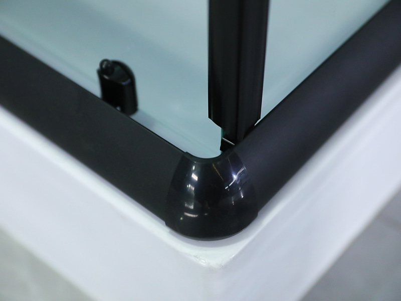 Cabină de duș glisantă RE, sticlă securizată transparentă cu imprimare, profil din aluminiu negru, mâner cu două orificii, cu tavă Cabină de duș glisantă RE, sticlă securizată transparentă cu imprimare, profil din aluminiu negru, mâner cu două orificii, cu tavă