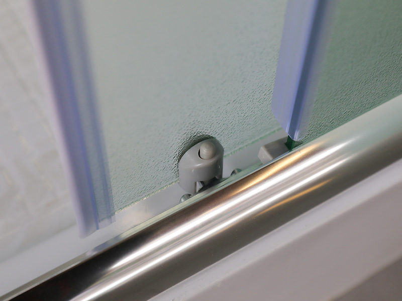 Cabină de duș glisantă RE, sticlă securizată mată, profil din aluminiu cromat, mâner cu două orificii, cu tavă Cabină de duș glisantă RE, sticlă securizată mată, profil din aluminiu cromat, mâner cu două orificii, cu tavă