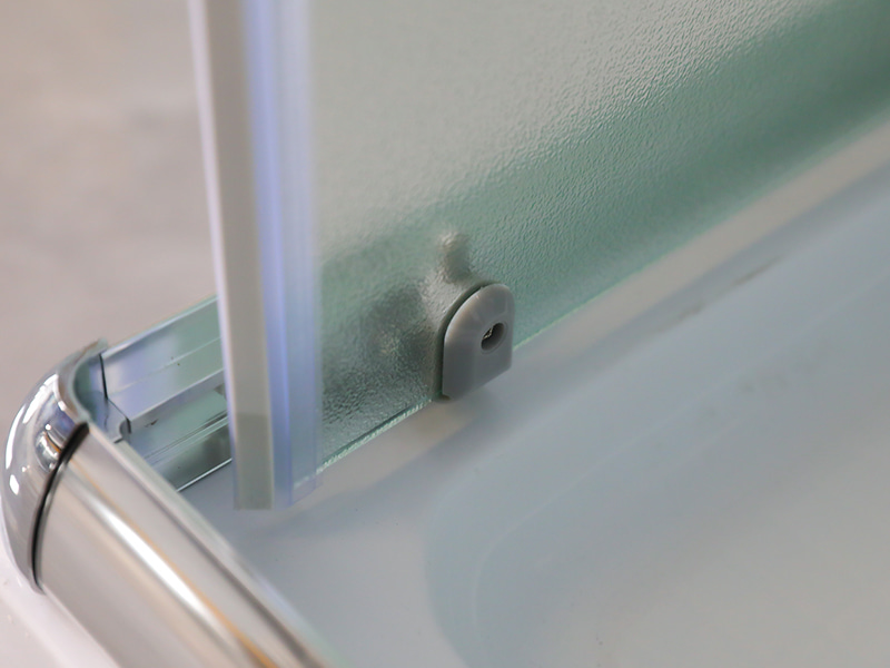 Cabină de duș glisantă RE, sticlă securizată mată, profil din aluminiu cromat, mâner cu două orificii, cu tavă Cabină de duș glisantă RE, sticlă securizată mată, profil din aluminiu cromat, mâner cu două orificii, cu tavă