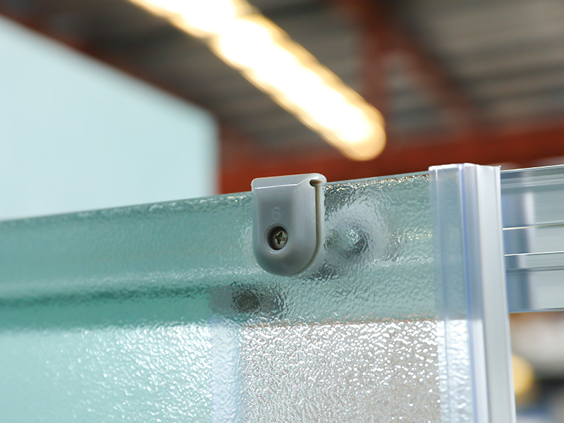 Cabină de duș glisantă RE, sticlă securizată mată, profil din aluminiu cromat, mâner cu două orificii, cu tavă Cabină de duș glisantă RE, sticlă securizată mată, profil din aluminiu cromat, mâner cu două orificii, cu tavă