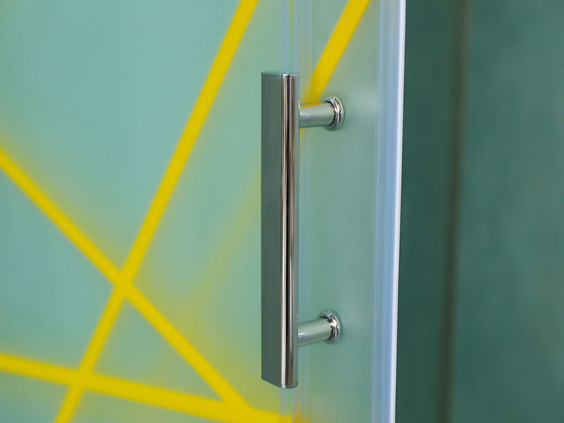 Cabină de duș glisantă RE, sticlă temperată mată cu imprimare, profil din aluminiu auriu, mâner cu două orificii, cu tavă Cabină de duș glisantă RE, sticlă temperată mată cu imprimare, profil din aluminiu auriu, mâner cu două orificii, cu tavă