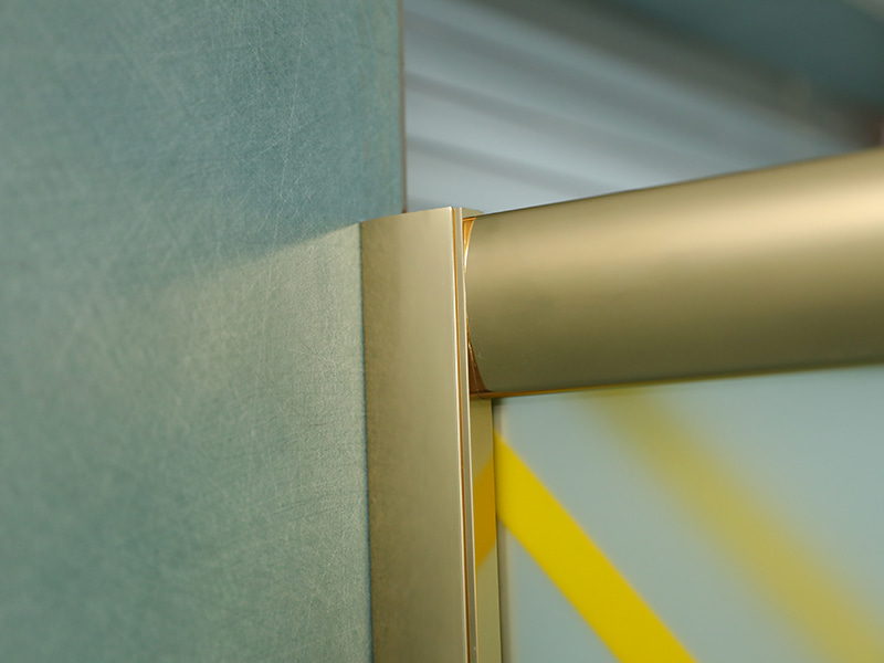 Cabină de duș glisantă RE, sticlă temperată mată cu imprimare, profil din aluminiu auriu, mâner cu două orificii, cu tavă Cabină de duș glisantă RE, sticlă temperată mată cu imprimare, profil din aluminiu auriu, mâner cu două orificii, cu tavă