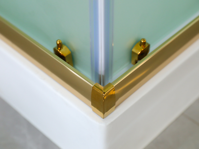 Cabină de duș glisantă RE, sticlă temperată mată cu imprimare, profil din aluminiu auriu, mâner cu două orificii, cu tavă Cabină de duș glisantă RE, sticlă temperată mată cu imprimare, profil din aluminiu auriu, mâner cu două orificii, cu tavă