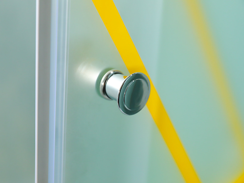 Cabină de duș glisantă RE, sticlă temperată mată cu imprimare, profil din aluminiu auriu, mâner cu două orificii, cu tavă Cabină de duș glisantă RE, sticlă temperată mată cu imprimare, profil din aluminiu auriu, mâner cu două orificii, cu tavă