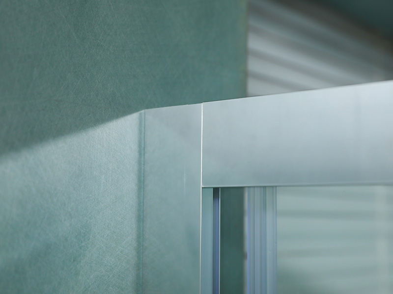 Cabină de duș glisantă SQUARE, sticlă securizată transparentă cu imprimare, profil din aluminiu alb, mâner cu două orificii, cu tavă Cabină de duș glisantă SQUARE, sticlă securizată transparentă cu imprimare, profil din aluminiu alb, mâner cu două orificii, cu tavă