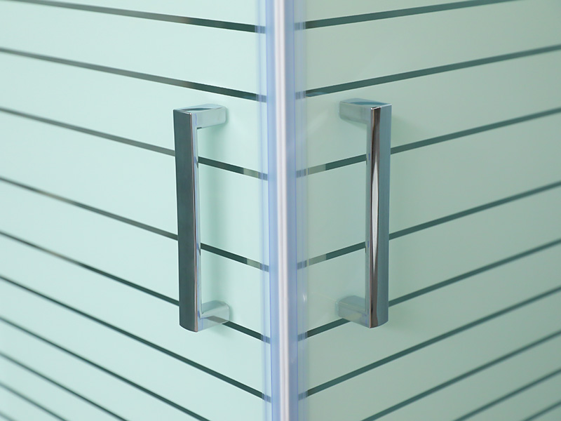 Cabină de duș glisantă SQUARE, sticlă securizată transparentă cu imprimare, profil din aluminiu alb, mâner cu două orificii, cu tavă Cabină de duș glisantă SQUARE, sticlă securizată transparentă cu imprimare, profil din aluminiu alb, mâner cu două orificii, cu tavă