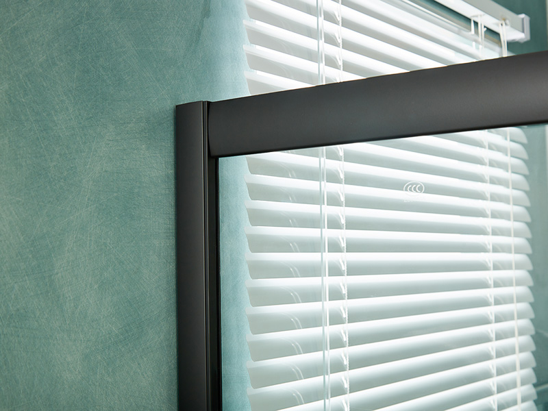 Cabină de duș glisantă SQ, sticlă securizată transparentă, profil din aluminiu negru, mâner cu două orificii, cu tavă Cabină de duș glisantă SQ, sticlă securizată transparentă, profil din aluminiu negru, mâner cu două orificii, cu tavă