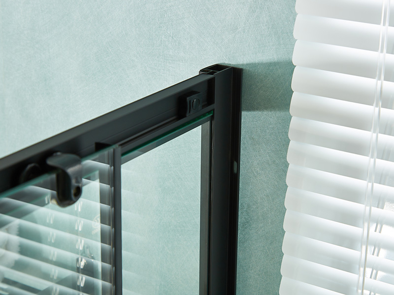 Cabină de duș glisantă SQ, sticlă securizată transparentă, profil din aluminiu negru, mâner cu două orificii, cu tavă Cabină de duș glisantă SQ, sticlă securizată transparentă, profil din aluminiu negru, mâner cu două orificii, cu tavă