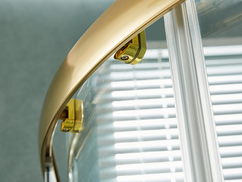 Cabină de duș glisantă SE, sticlă securizată transparentă, profil din aluminiu auriu, mâner cu două orificii, fără tavă Cabină de duș glisantă SE, sticlă securizată transparentă, profil din aluminiu auriu, mâner cu două orificii, fără tavă