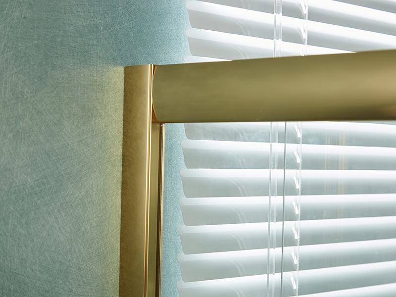 Cabină de duș glisantă SE, sticlă securizată transparentă, profil din aluminiu auriu, mâner cu două orificii, fără tavă Cabină de duș glisantă SE, sticlă securizată transparentă, profil din aluminiu auriu, mâner cu două orificii, fără tavă