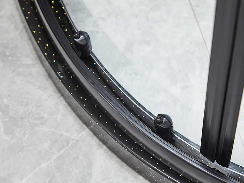 Cabină de duș glisantă SE, sticlă securizată transparentă, profil din aluminiu negru, mâner cu două orificii, fără tavă Cabină de duș glisantă SE, sticlă securizată transparentă, profil din aluminiu negru, mâner cu două orificii, fără tavă