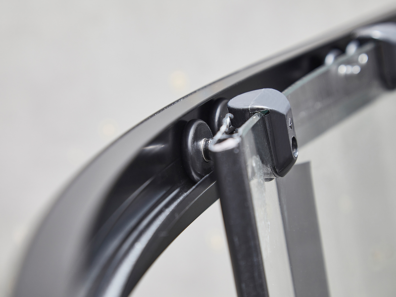 Cabină de duș glisantă SE, sticlă securizată transparentă, profil din aluminiu negru, mâner cu două orificii, fără tavă Cabină de duș glisantă SE, sticlă securizată transparentă, profil din aluminiu negru, mâner cu două orificii, fără tavă