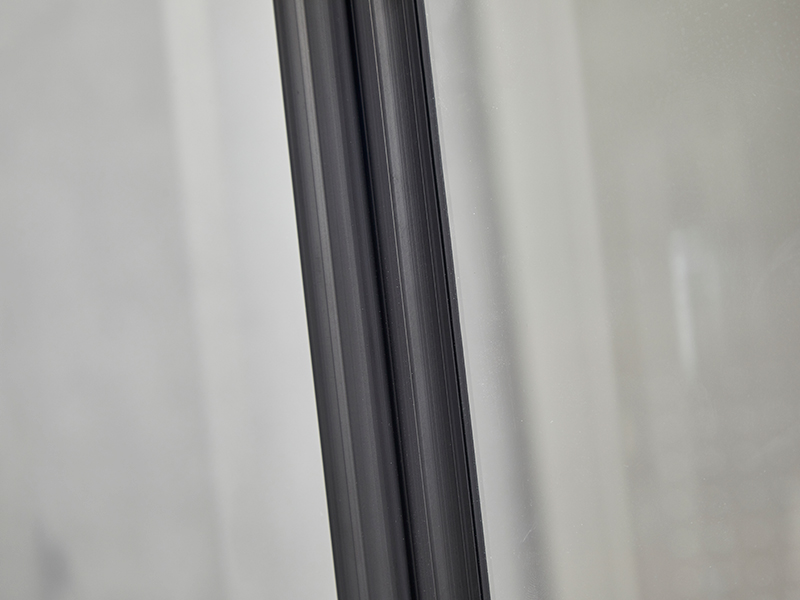 Cabină de duș glisantă SE, sticlă securizată transparentă, profil din aluminiu negru, mâner cu două orificii, fără tavă Cabină de duș glisantă SE, sticlă securizată transparentă, profil din aluminiu negru, mâner cu două orificii, fără tavă